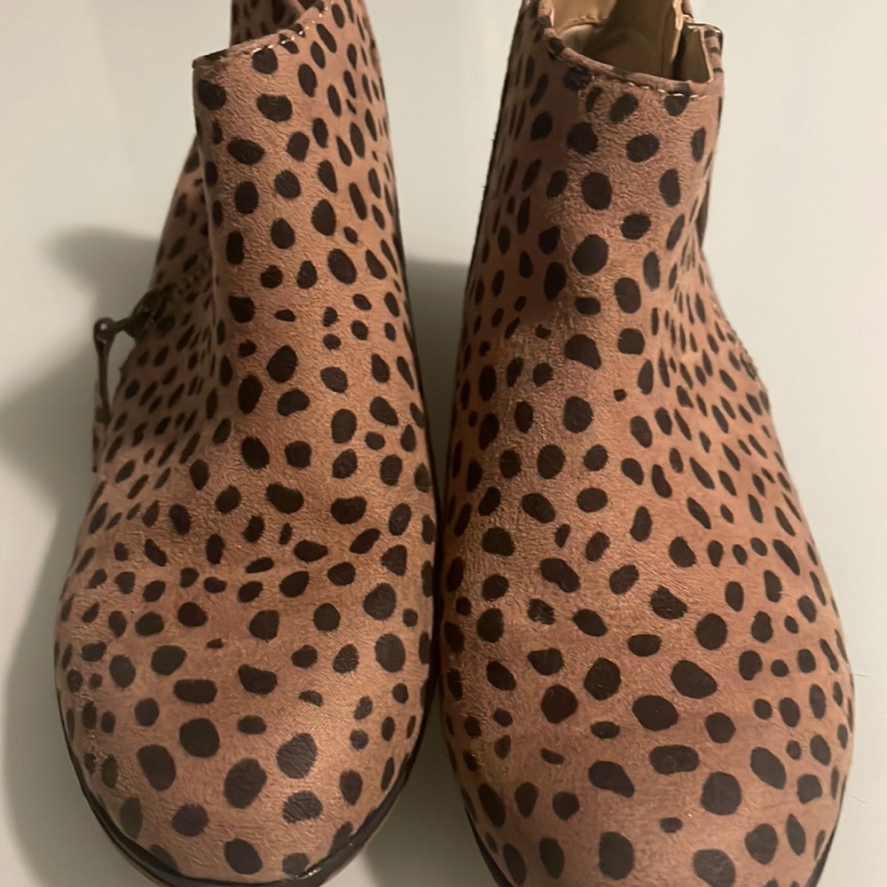 Girl leopard boots